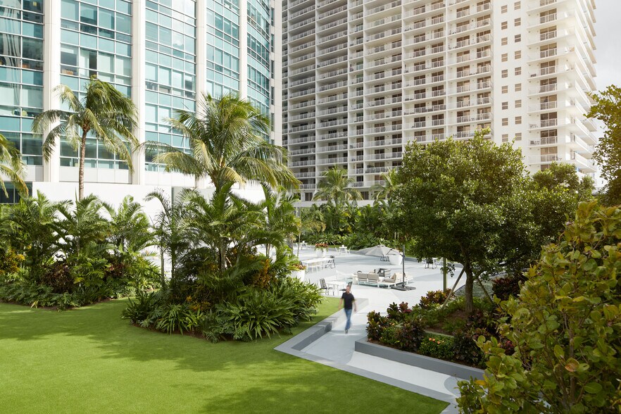 More Photos Of 1111 Brickell Ave, Miami Office For Lease