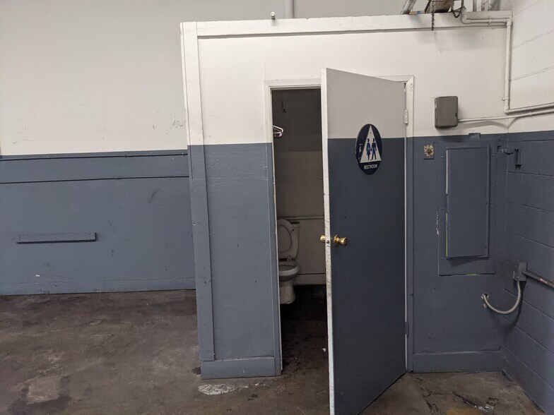 More Photos Of 10861-10867 Penrose St, Sun Valley Auto Repair For Lease
