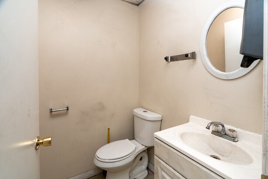 More Photos Of 405 S Pershing St, Energy Office For Sale