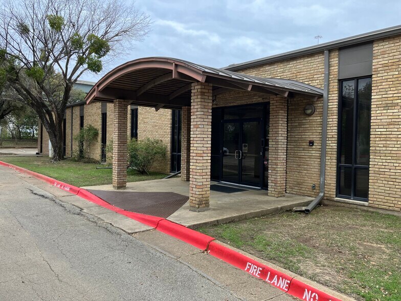 More Photos Of 2630 E Lamar Blvd, Arlington Office For Lease