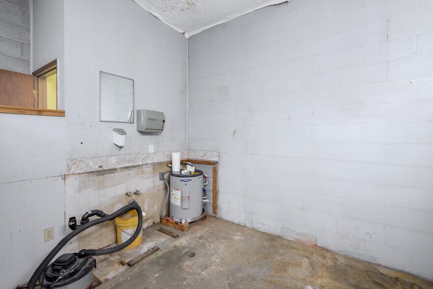 More Photos Of 445 W Washington St, Sequim General Retail For Lease