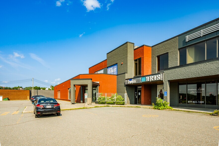 More Photos Of 2140 St King E, Sherbrooke General Retail For Lease