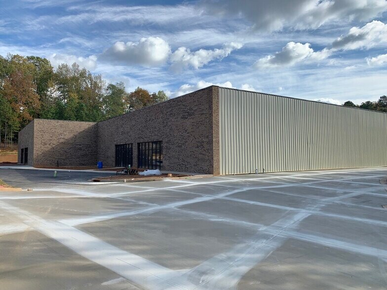 More Photos Of 1325 Calvary Creek Pky SW, Gainesville Showroom For Lease