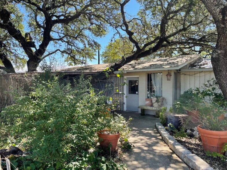 More Photos Of 9125 W Highway 71, Austin Freestanding For Lease