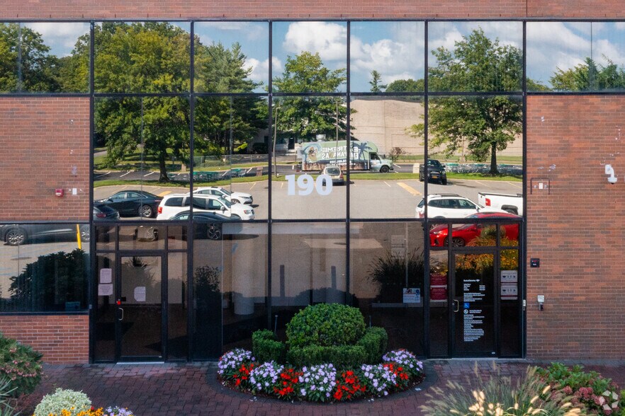 More Photos Of 190 Motor Pky, Hauppauge Office For Lease