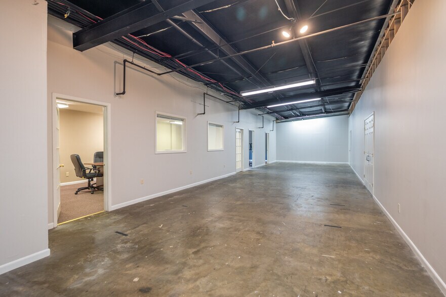 More Photos Of 1006 Lynn Ln, Starkville Flex For Lease
