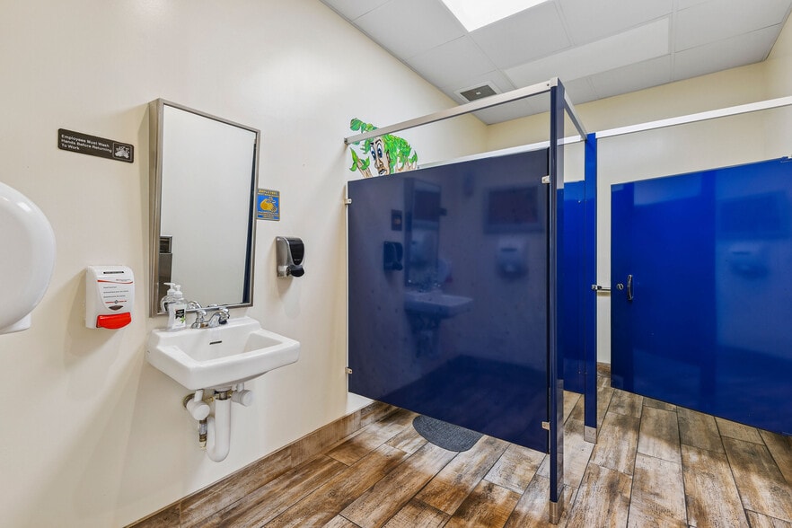 More Photos Of 102 N Rogers St, Aberdeen Restaurant For Sale