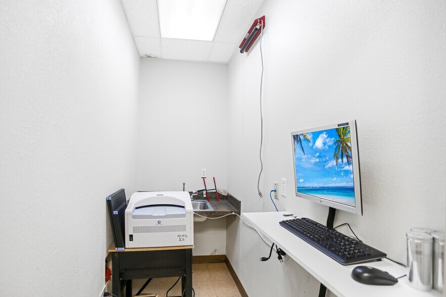 More Photos Of 802 E Expressway 83, La Joya General Retail For Sale