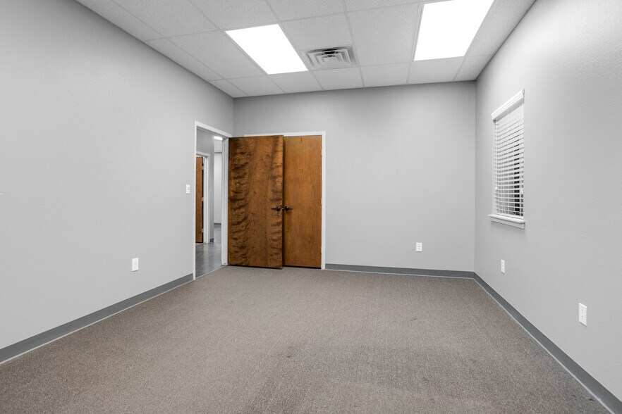 More Photos Of 2418 N Frazier, Conroe Warehouse For Lease