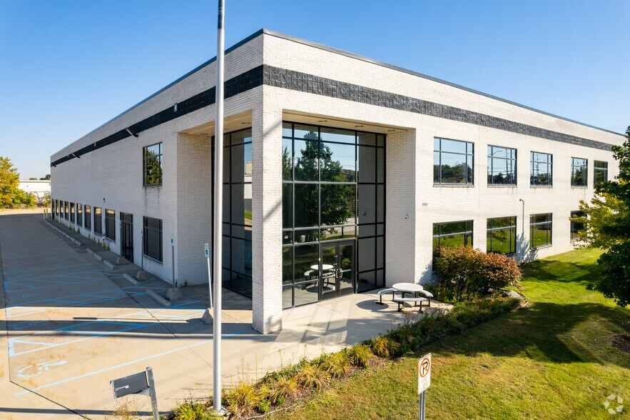 More Photos Of 2455 Featherstone Rd, Auburn Hills Warehouse For Lease