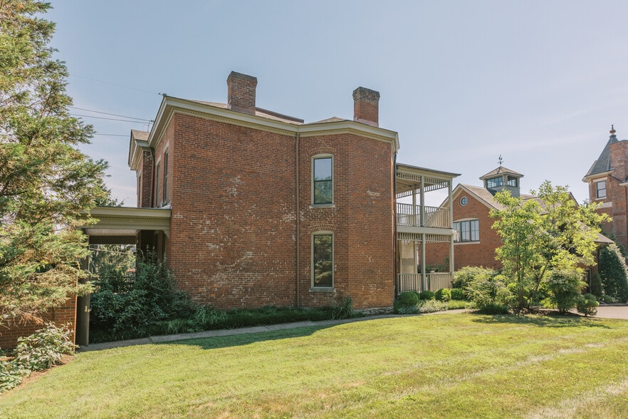 More Photos Of 300 Madison Pl, Lexington Apartments For Sale