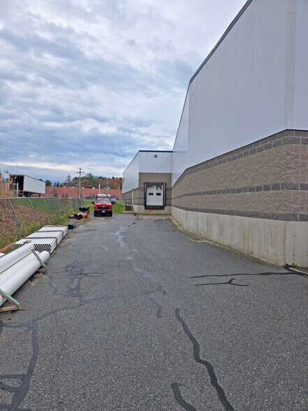 More Photos Of 100 West Rd, Portsmouth Warehouse For Lease