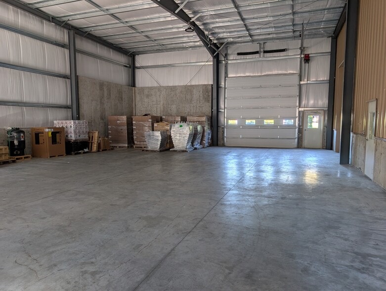 More Photos Of 155 New Haven Ave, Derby Showroom For Lease