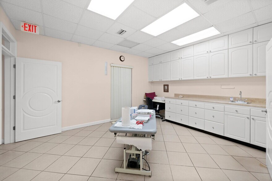 More Photos Of 611 Druid Rd E, Clearwater Medical For Sale