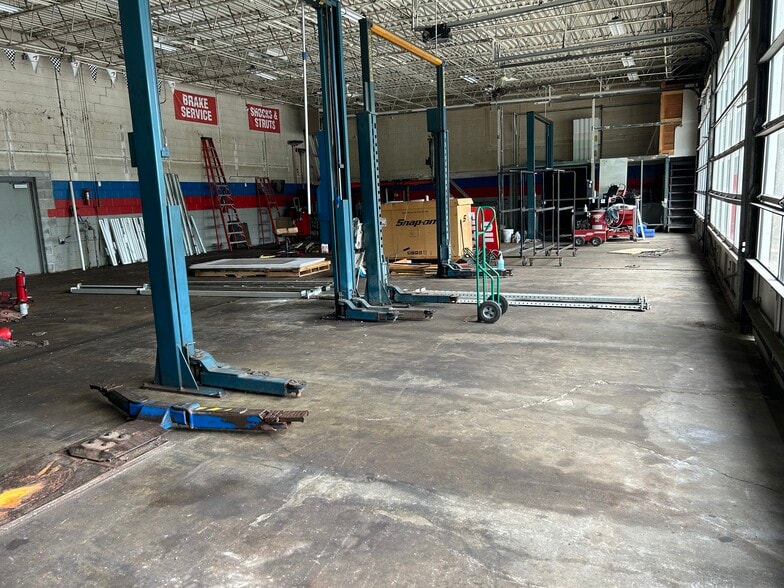 More Photos Of 13917 S Torrence Ave, Burnham Auto Repair For Sale