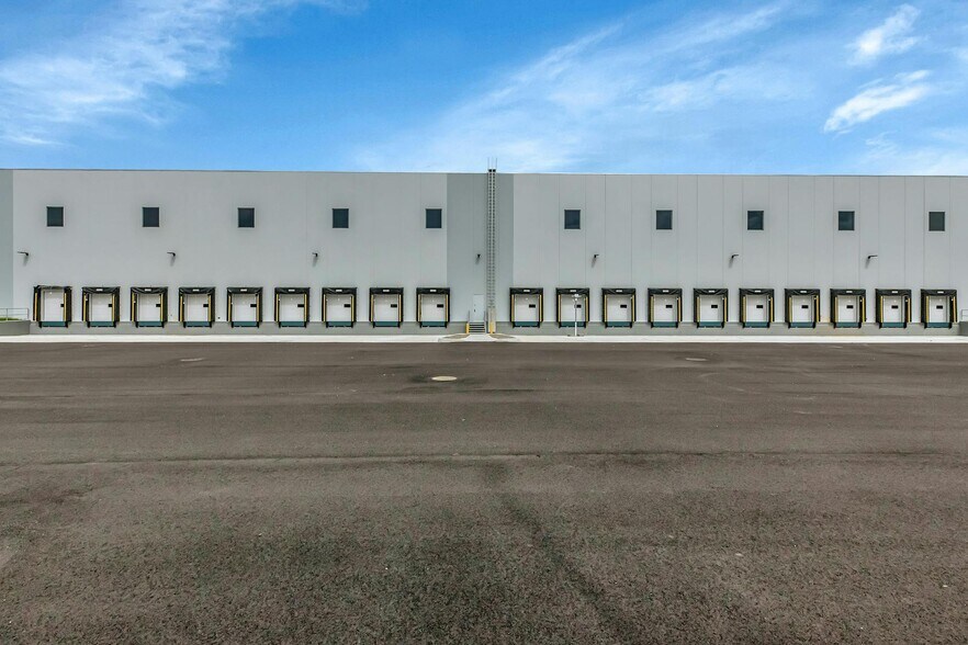 More Photos Of 645 National Blvd, Medford Distribution For Lease