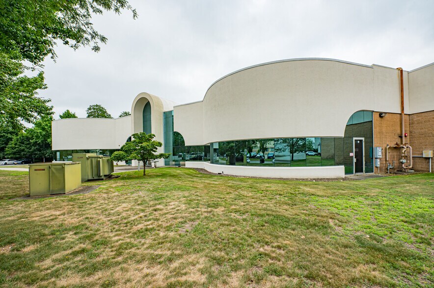 More Photos Of 30 Crossways E, Bohemia Manufacturing For Lease