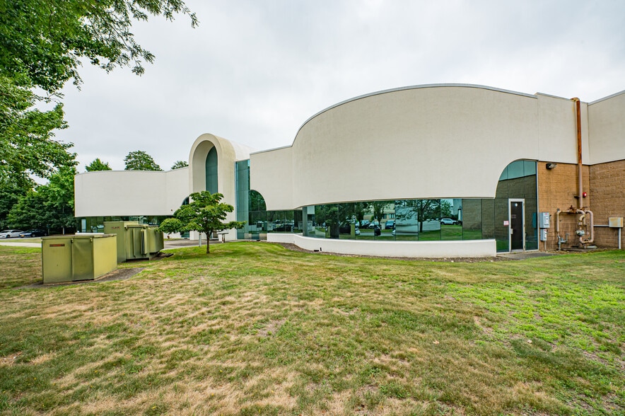 More Photos Of 30 Crossways E, Bohemia Manufacturing For Sale