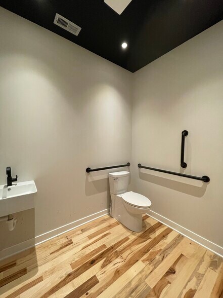 More Photos Of 20-24 E Beverley St, Staunton General Retail For Lease