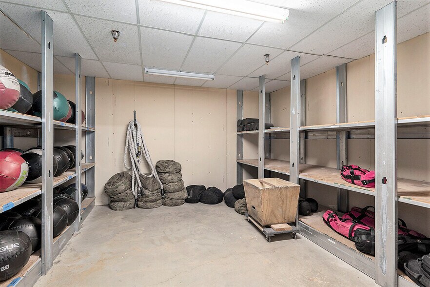 More Photos Of 221 W County Line Rd, Littleton Freestanding For Lease