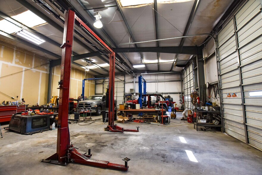 More Photos Of 475 E 800 N, Hurricane Auto Repair For Sale