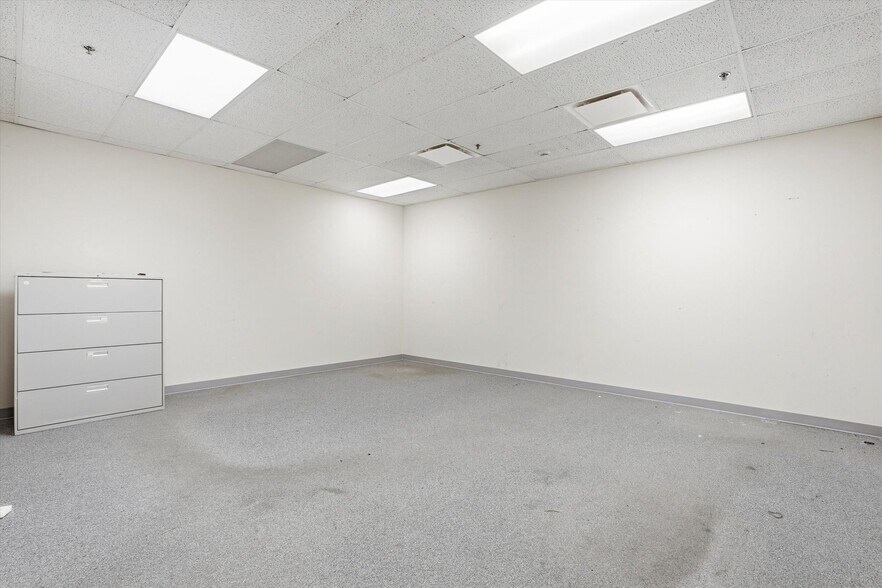 More Photos Of 15 Roszel Rd, West Windsor Office For Sale