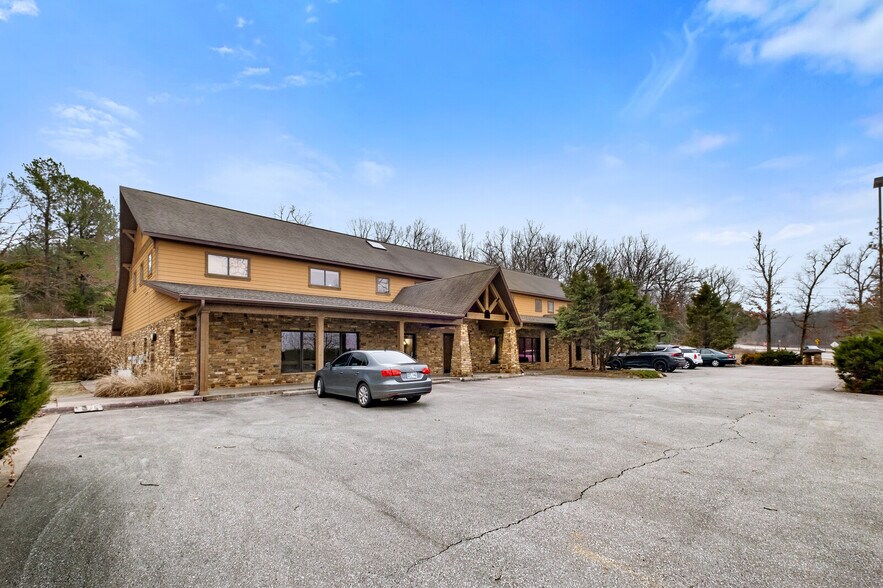 More Photos Of 4220 N Crossover Rd, Fayetteville Medical For Lease