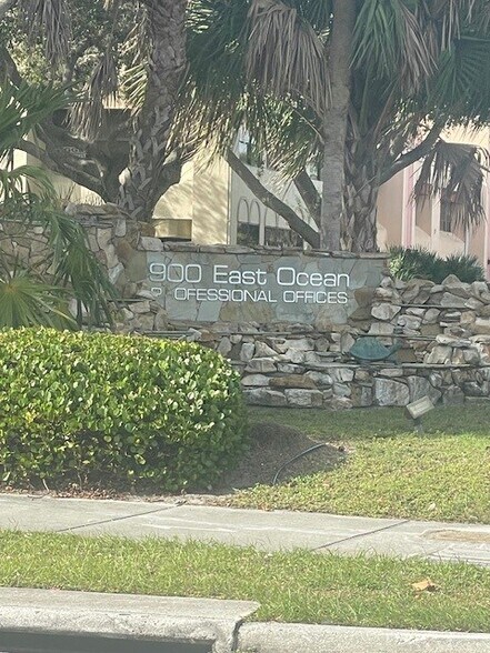 More Photos Of 900 SE Ocean Blvd, Stuart Medical For Lease
