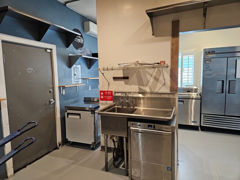 More Photos Of 620 E Sierra Ave, Portola Restaurant For Sale