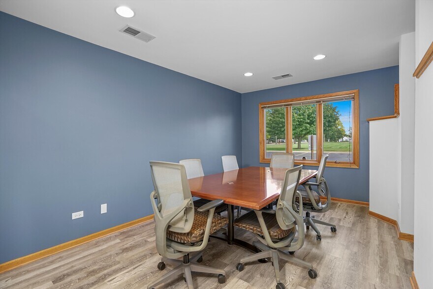 More Photos Of 755 McArdle Dr, Crystal Lake Office For Sale