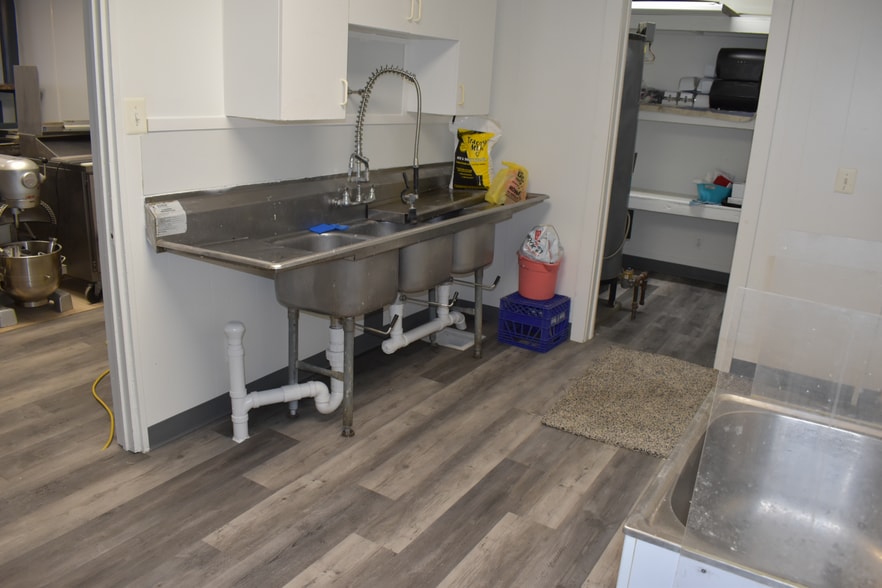 More Photos Of 80820 Main St, Memphis Storefront For Sale