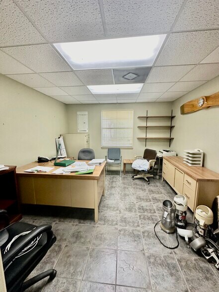More Photos Of 465 E Collins St, Umatilla Light Manufacturing For Lease