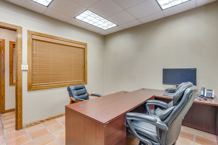 More Photos Of 3500 Noble Ave, Fort Worth Flex For Lease