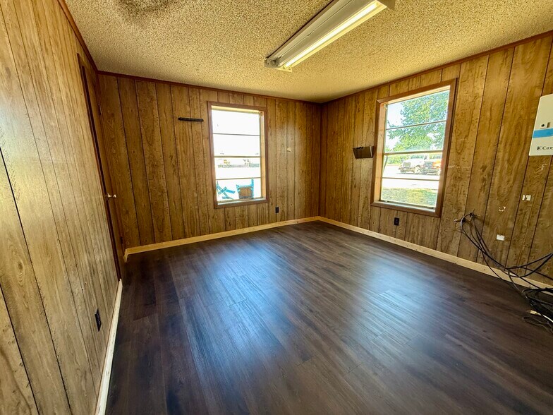 More Photos Of 836 Farm 71 rd, Talco Industrial For Sale