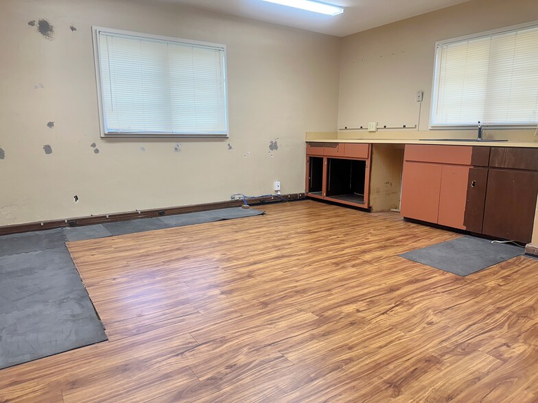 More Photos Of 2855 SE Kansas Pl, Topeka Veterinarian Kennel For Sale