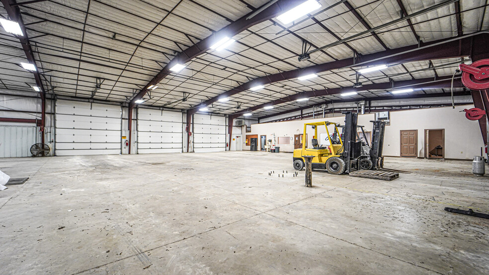 More Photos Of 5500 SW Moody St, Victoria Manufacturing For Sale
