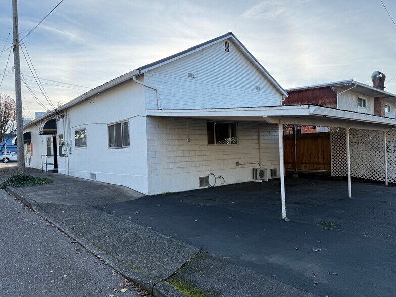 More Photos Of 328 Pioneer St, Ridgefield General Retail For Sale