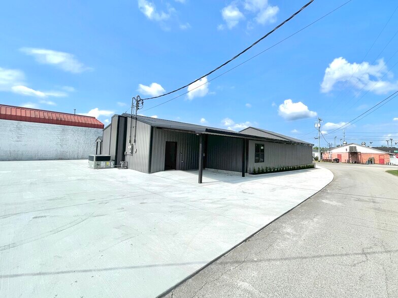 More Photos Of 341 Darnell Mealer Rd, Lewisburg Showroom For Lease