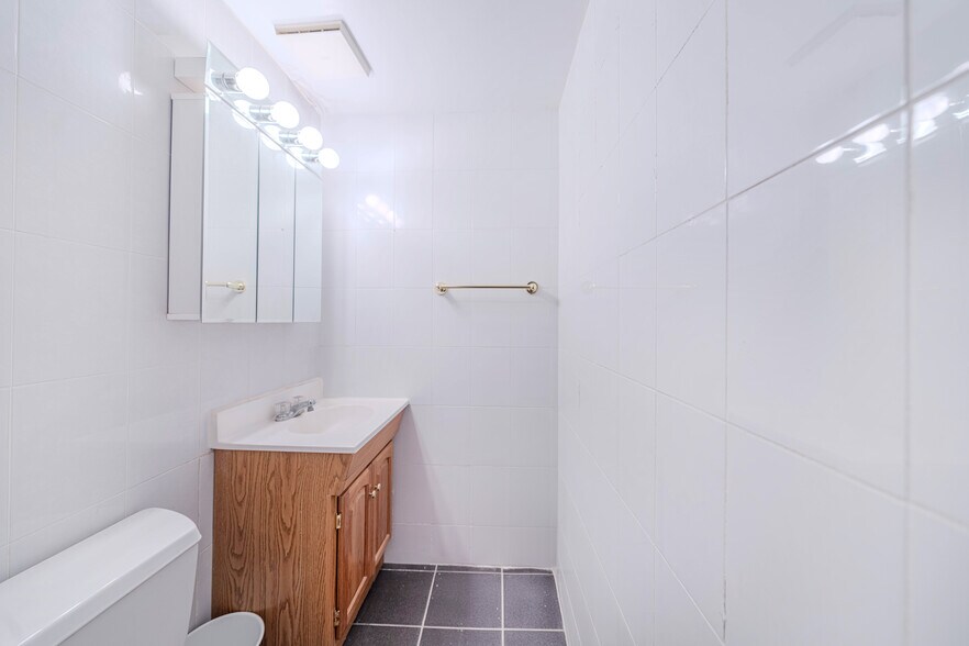 More Photos Of 560 Main St, Fort Lee Freestanding For Sale