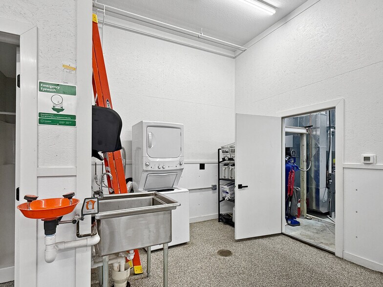 More Photos Of 204 S Main St, Woodward General Retail For Sale