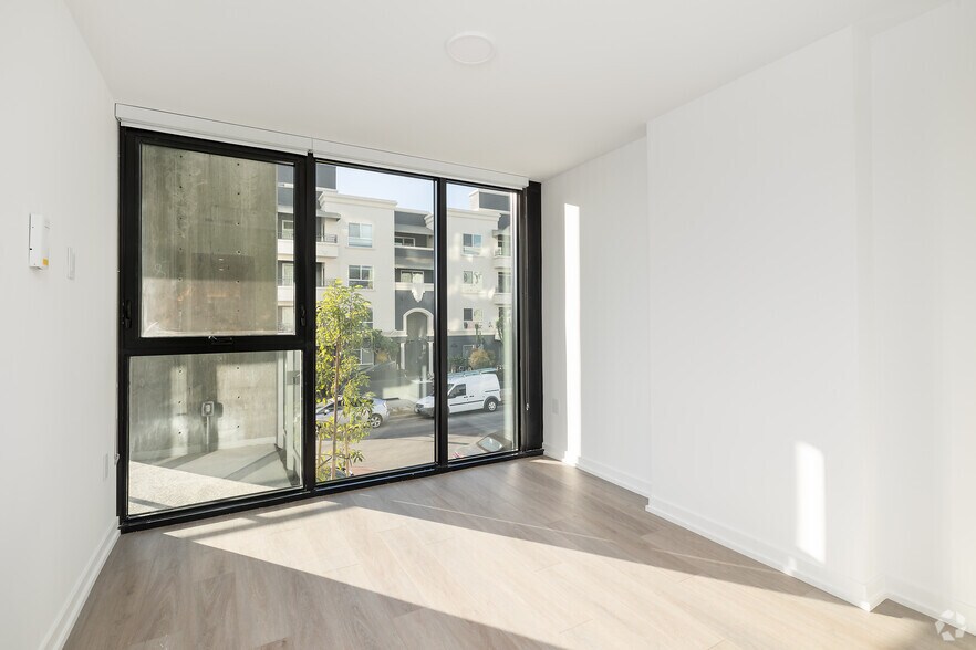 More Photos Of 6933 Santa Monica Blvd, Los Angeles Apartments For Lease