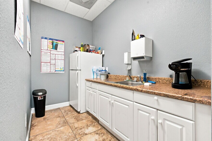 More Photos Of 6391 Corporate Park Cir, Fort Myers Research And Development For Sale