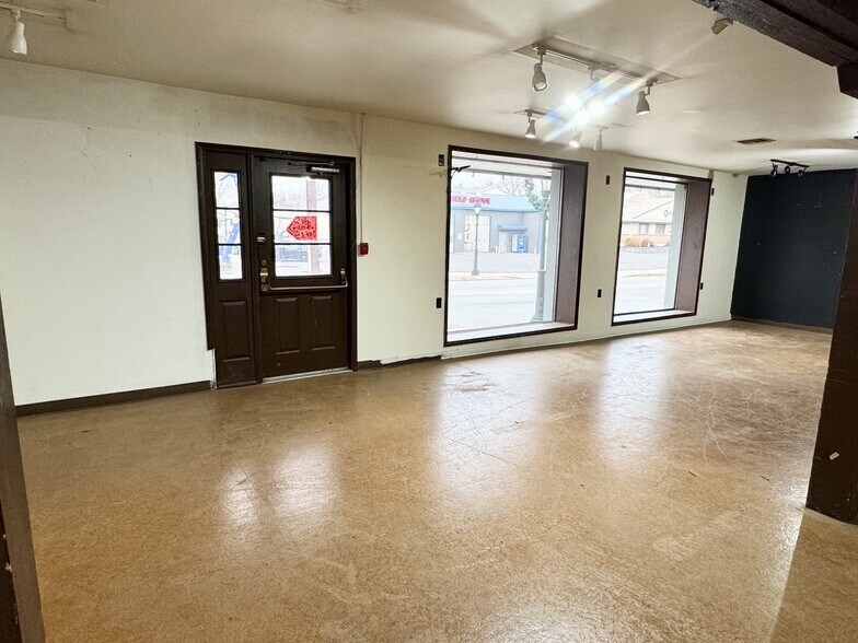 More Photos Of 16 E Bridge St, Spring City Warehouse For Lease