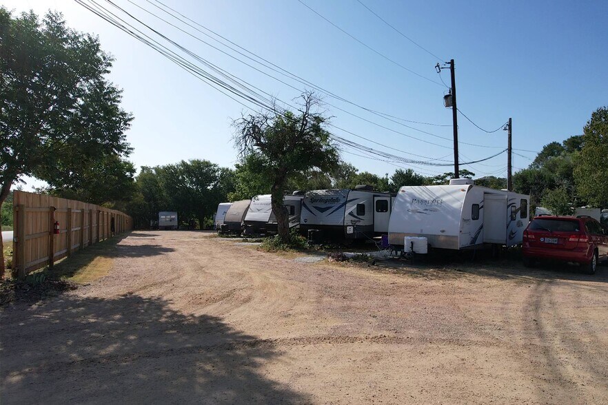 More Photos Of 1206 Churchill Dr, Granite Shoals Trailer Camper Park For Sale