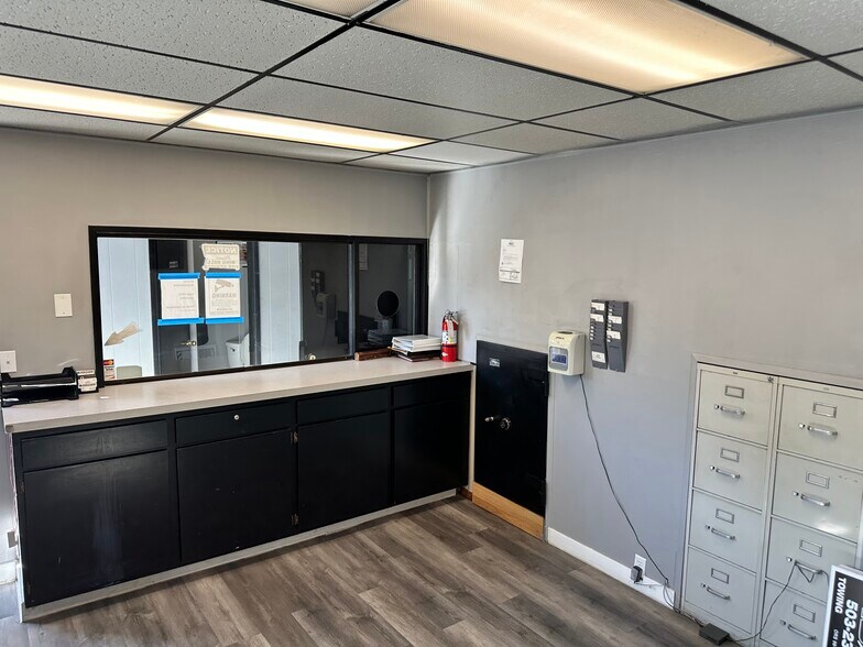 More Photos Of 3455 SE 21st Ave, Portland Service For Sale