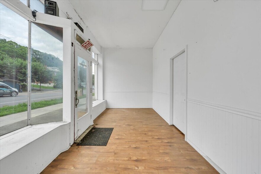 More Photos Of 2302 Melrose Ave NW, Roanoke Flex For Lease