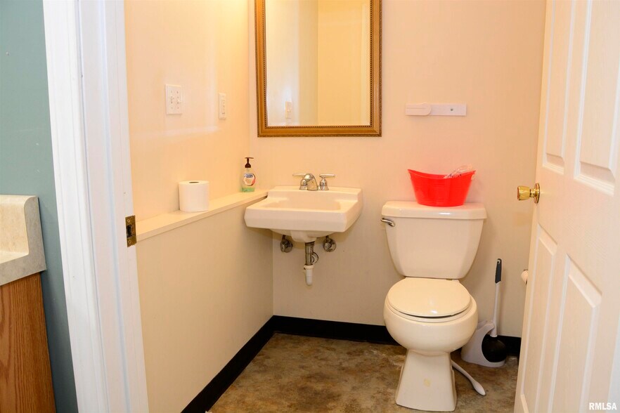 More Photos Of 119 W Carroll St, Macomb Office For Sale