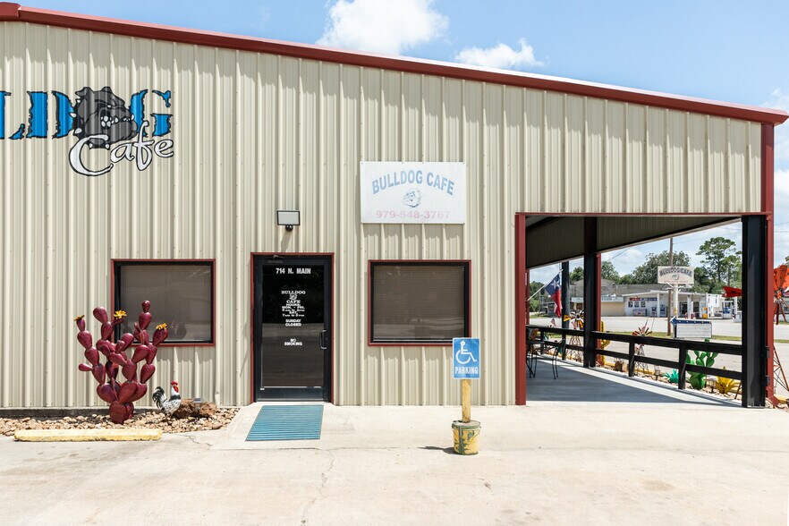 More Photos Of 714 N Main St, Sweeny Restaurant For Sale