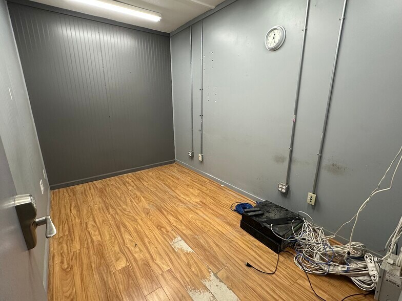 More Photos Of 105 S Forest Ave, Brazil Freestanding For Sale