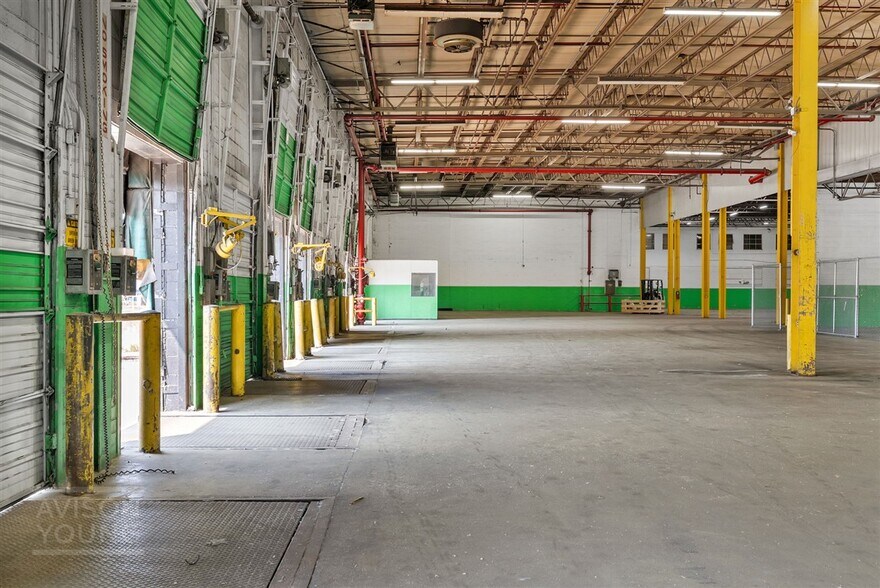 More Photos Of 300 S Main St, Mauldin Warehouse For Sale
